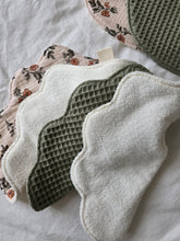 Charger l'image dans la galerie, đŠ Lot 3 bavoirs bĂ©bĂ© Madeleine/Lina