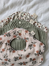 Charger l'image dans la galerie, đŠ Lot 3 bavoirs bĂ©bĂ© Madeleine/Lina