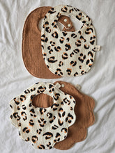 Charger l'image dans la galerie, đŠ Lot 2 bavoirs bĂ©bĂ© Fauve