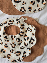 Charger l'image dans la galerie, đŠ Lot 2 bavoirs bĂ©bĂ© Fauve