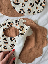 Charger l'image dans la galerie, đŠ Lot 2 bavoirs bĂ©bĂ© Fauve