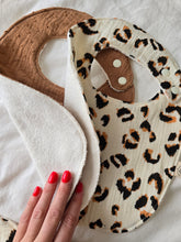 Charger l'image dans la galerie, đŠ Lot 2 bavoirs bĂ©bĂ© Fauve