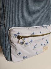 Charger l'image dans la galerie, 📦 Sac à dos maternelle Velours Bleu Jeans - Fleurs bleues