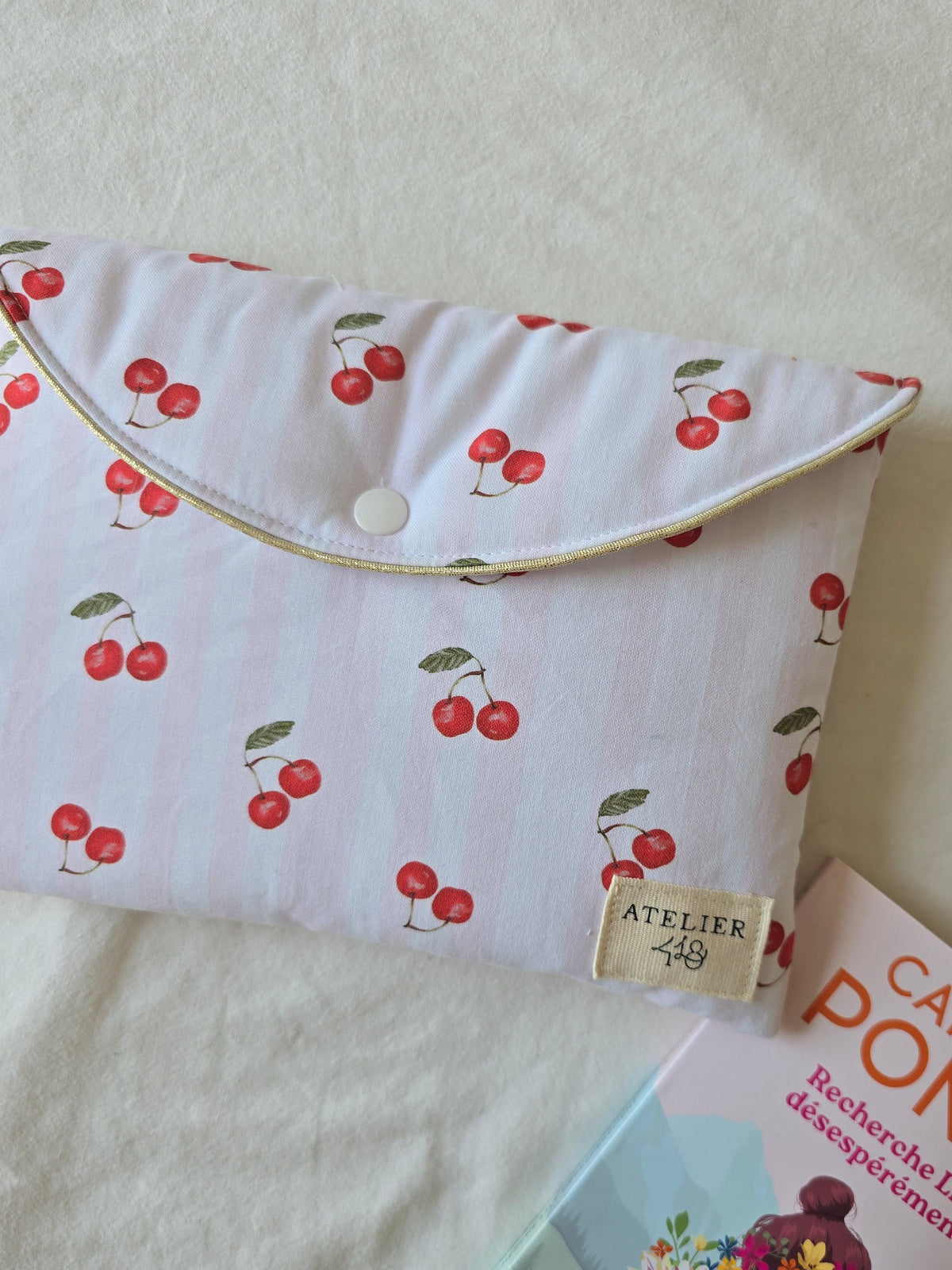 EN STOCK - Pochette à Livre / Tablette Cerise