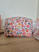 Charger l'image dans la galerie, ✄ Trousse de toilette - Camélia blanc