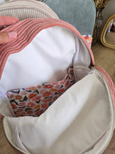Charger l'image dans la galerie, ✄ Sac à dos maternelle "Camélia blanc" velours rose