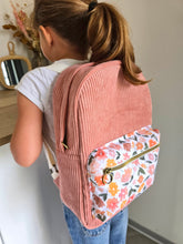 Charger l'image dans la galerie, ✄ Sac à dos maternelle "Camélia blanc" velours rose
