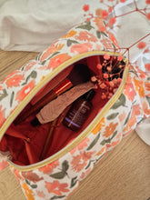 Charger l'image dans la galerie, ✄ Trousse de toilette - Camélia blanc