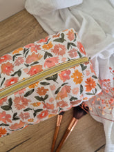 Charger l'image dans la galerie, ✄ Trousse de toilette - Camélia blanc