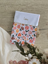 Charger l&#39;image dans la galerie, 🟡 Protège Carnet de Santé &quot;Camélia blanc&quot; à personnaliser
