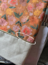 Charger l&#39;image dans la galerie, 🟢 Protège Carnet de Santé &quot;Camélia ocre&quot; à personnaliser

