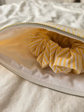 Charger l&#39;image dans la galerie, 📦 Ensemble Pochette à froufrou et son chouchou jaune
