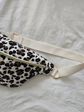 Charger l'image dans la galerie, ✄‎ ‎ ‎Sac Banane Motif Savane
