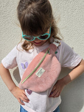 Charger l'image dans la galerie, 📦‎ ‎ Sac Banane Enfant Velours Rose - Camélia Blanc
