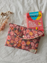 Charger l'image dans la galerie, ✄‎ ‎ Pochette à Livres / Tablette Camélia Aubergine
