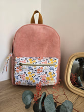 Charger l&#39;image dans la galerie, ✄‎ ‎ Sac à dos maternelle &quot;Prairie&quot; velours rose
