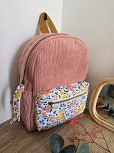 Charger l&#39;image dans la galerie, ✄‎ ‎ Sac à dos maternelle &quot;Prairie&quot; velours rose
