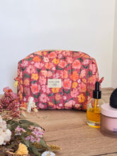 Charger l&#39;image dans la galerie, 📦 Trousse de toilette Camélia Aubergine

